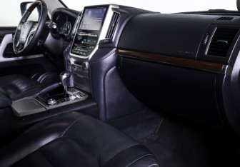 Подержанный автомобиль Toyota Land Cruiser Suv 2018 года (10 фото)