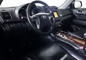 Подержанный автомобиль Toyota Highlander 2012 года (14 фото)