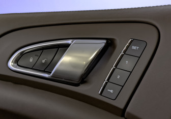 Подержанный автомобиль Porsche Cayenne 2014 года (30 фото)