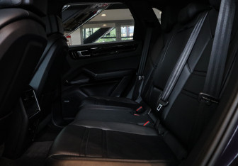 Подержанный автомобиль Porsche Cayenne 2019 года (10 фото)