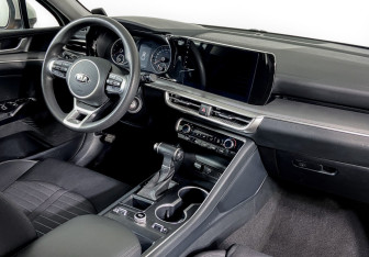 Подержанный автомобиль Kia K5 2021 года (10 фото)