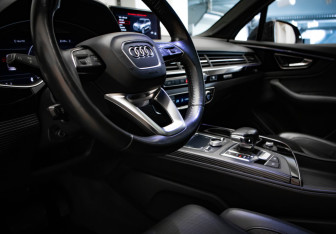 Подержанный автомобиль Audi Q7 2017 года (26 фото)