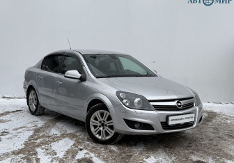 Подержанный автомобиль Opel Astra Sedan 2010 года (3 фото)