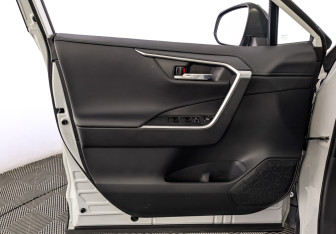 Подержанный автомобиль Toyota RAV4 2024 года (19 фото)