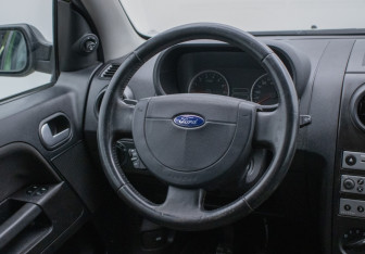 Подержанный автомобиль Ford Fusion 2005 года (15 фото)
