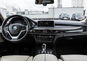 Подержанный автомобиль BMW X5 2014 года (12 фото)