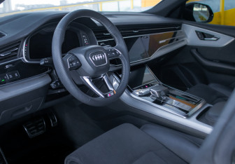 Подержанный автомобиль Audi Q8 2021 года (11 фото)