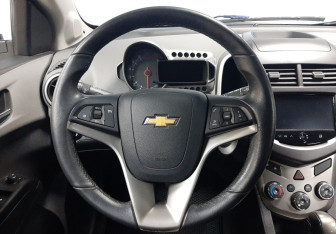 Подержанный автомобиль Chevrolet Aveo Hatchback 2013 года (15 фото)