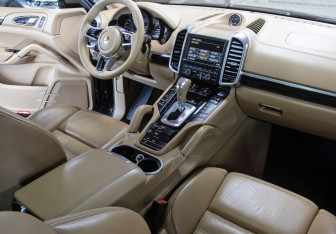 Подержанный автомобиль Porsche Cayenne 2015 года (11 фото)