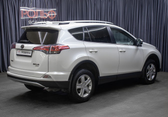 Подержанный автомобиль Toyota RAV4 2018 года (5 фото)