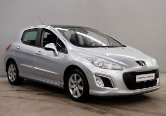 Подержанный автомобиль Peugeot 308 Hatchback 2012 года (3 фото)