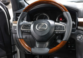 Подержанный автомобиль Lexus LX 2018 года (16 фото)