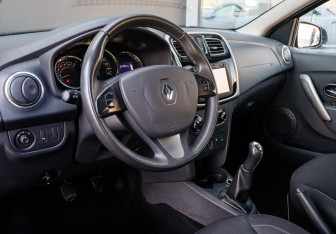 Подержанный автомобиль Renault Sandero 2015 года (13 фото)