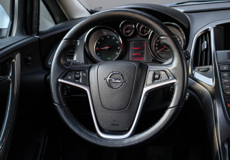 Подержанный автомобиль Opel Astra Hatchback 2010 года (11 фото)