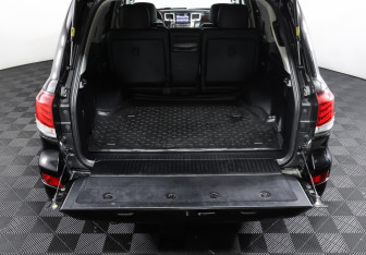 Подержанный автомобиль Lexus LX 2012 года (10 фото)