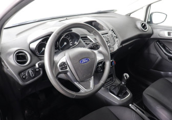 Подержанный автомобиль Ford Fiesta Sedan 2015 года (5 фото)