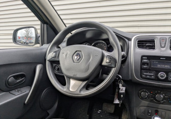 Подержанный автомобиль Renault Sandero 2017 года (24 фото)