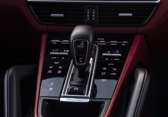 Подержанный автомобиль Porsche Cayenne 2019 года (16 фото)