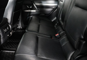 Подержанный автомобиль Mitsubishi Pajero 2012 года (8 фото)