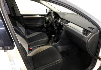 Подержанный автомобиль Skoda Rapid Liftback 2019 года (11 фото)