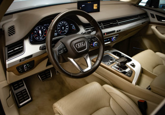 Подержанный автомобиль Audi Q7 2015 года (7 фото)