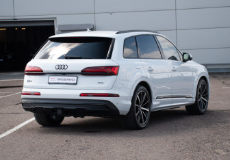 Подержанный автомобиль Audi Q7 2021 года (5 фото)