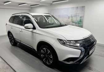 Подержанный автомобиль Mitsubishi Outlander 2021 года (3 фото)