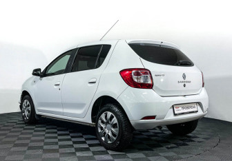 Подержанный автомобиль Renault Sandero 2018 года (7 фото)