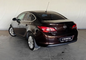 Подержанный автомобиль Opel Astra Sedan 2014 года (4 фото)