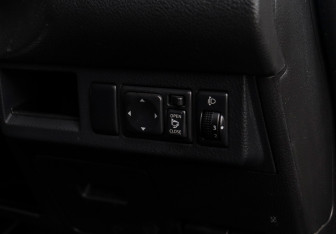 Подержанный автомобиль Nissan Tiida Hatchback 2010 года (15 фото)