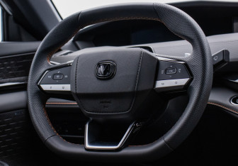 Подержанный автомобиль Changan UNI-V 2023 года (15 фото)