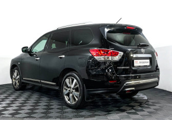 Подержанный автомобиль Nissan Pathfinder 2014 года (7 фото)