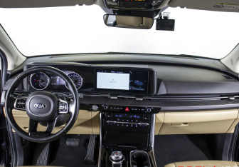 Подержанный автомобиль Kia Carnival 2021 года (13 фото)