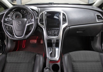 Подержанный автомобиль Opel Astra Hatchback 2013 года (13 фото)