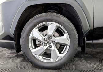 Подержанный автомобиль Toyota RAV4 2020 года (18 фото)