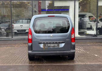 Подержанный автомобиль Peugeot Partner 2010 года (7 фото)