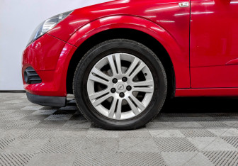 Подержанный автомобиль Opel Astra Hatchback 2007 года (18 фото)