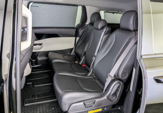 Подержанный автомобиль Kia Carnival 2022 года (13 фото)