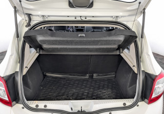 Подержанный автомобиль Renault Sandero 2017 года (9 фото)