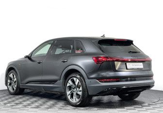 Подержанный автомобиль Audi e-tron 2021 года (7 фото)