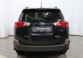 Подержанный автомобиль Toyota RAV4 2015 года (5 фото)