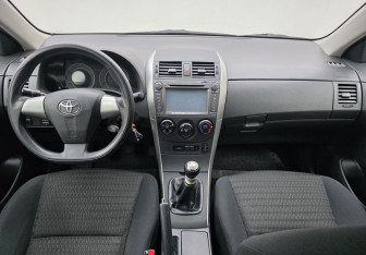 Подержанный автомобиль Toyota Corolla Sedan 2011 года (11 фото)