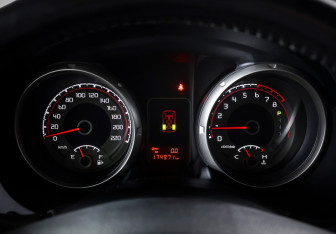 Подержанный автомобиль Mitsubishi Pajero 2015 года (15 фото)