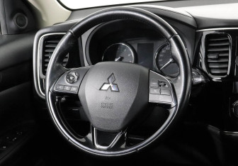 Подержанный автомобиль Mitsubishi Outlander 2016 года (9 фото)