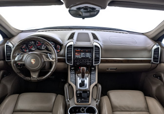 Подержанный автомобиль Porsche Cayenne 2014 года (14 фото)