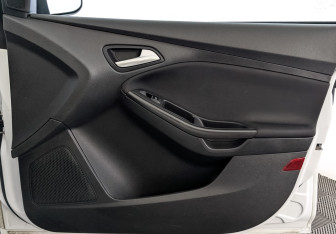 Подержанный автомобиль Ford Focus Hatchback 2017 года (25 фото)