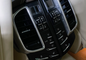 Подержанный автомобиль Porsche Cayenne 2012 года (20 фото)