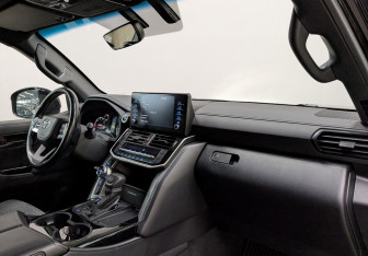 Подержанный автомобиль Toyota Land Cruiser Suv 2021 года (12 фото)