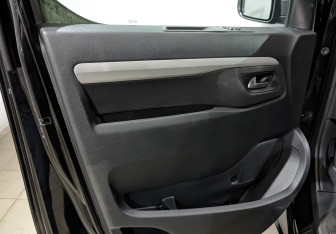 Подержанный автомобиль Peugeot Traveller 2019 года (19 фото)