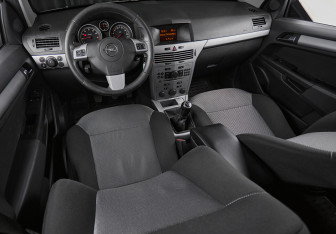 Подержанный автомобиль Opel Astra Sedan 2011 года (16 фото)